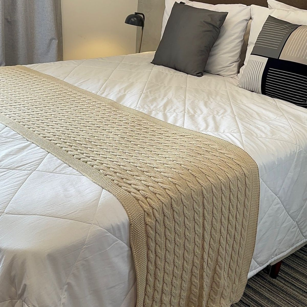 Peseira de Tricot Trança Tiradentes Cama King 260x60 cm